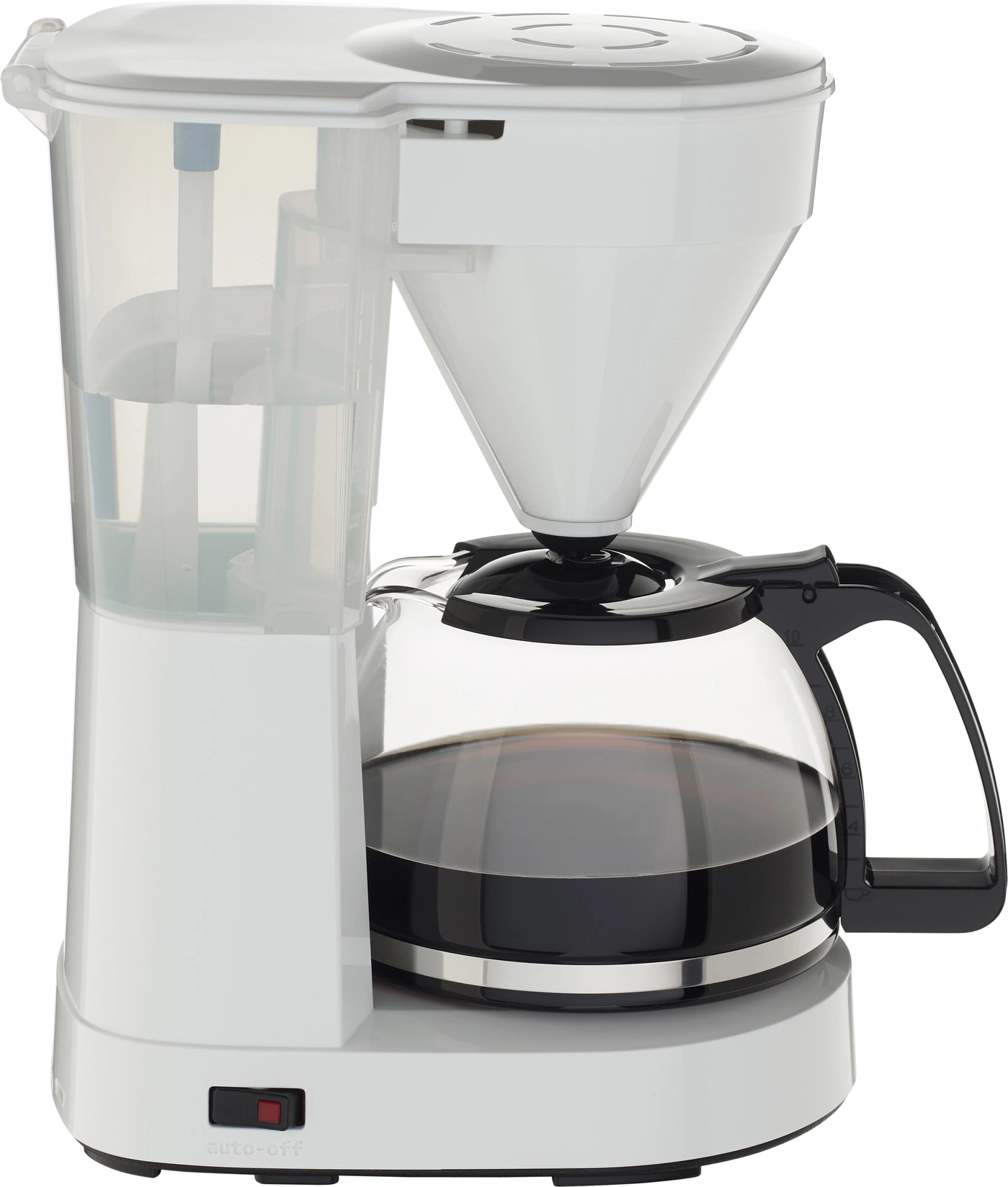 Weißer Kaffeemaschine mit Glaskanne und schwarzem Griff, gefüllt mit Kaffee.