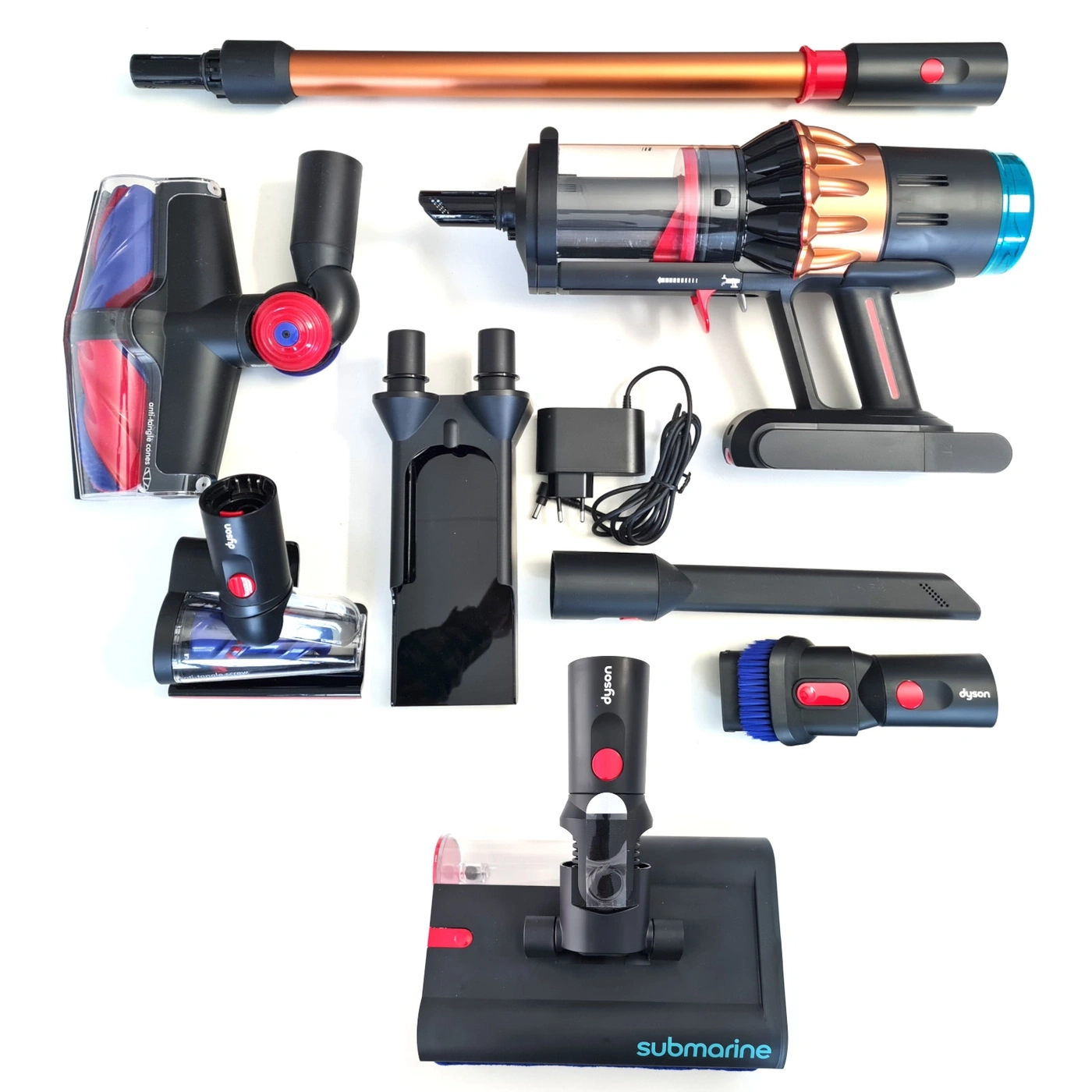 Dyson Staubsauger und Zubehör auf weißem Hintergrund