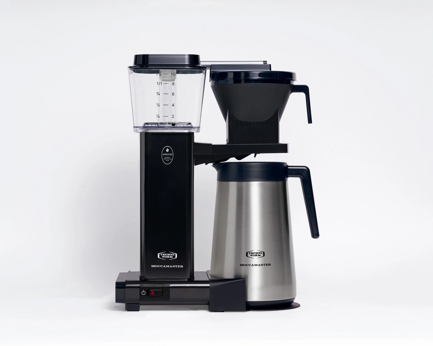 Ein schwarzer Moccamaster Kaffeebereiter mit Thermoskanne steht auf weißem Hintergrund.