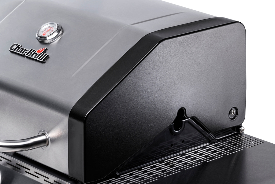 Nahaufnahme eines Char-Broil-Grills mit Temperaturanzeige und schwarzem Deckel