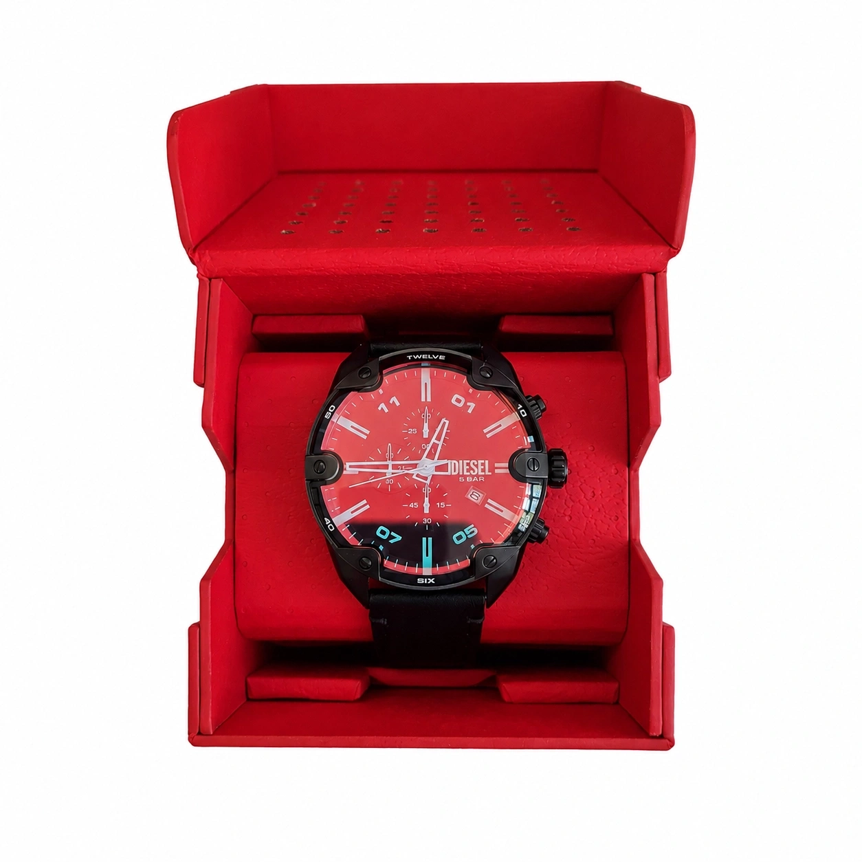 Ein roter Diesel Chronograph mit schwarzem Lederarmband in seiner roten Verpackung.