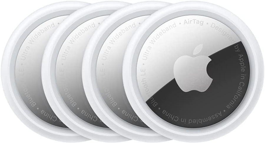 Fünf Apple AirTags mit dem Apple-Logo und Text auf der Rückseite.