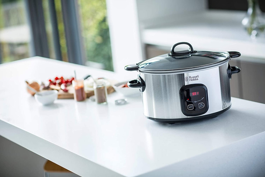 Ein silberner Russell Hobbs Slow Cooker steht auf einer weißen Oberfläche.