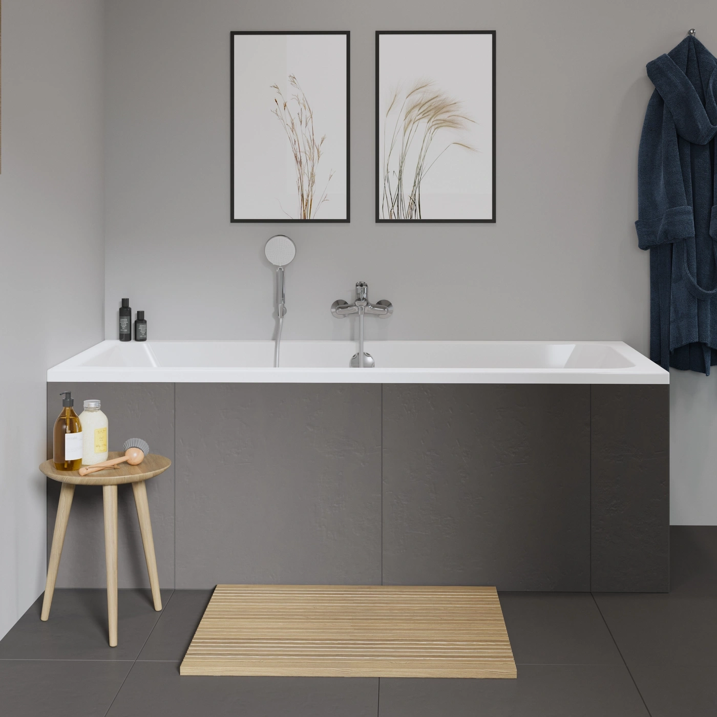Badezimmer mit Badewanne, Bildern, Bademantel und Holzmatte. Graue Fliesen.