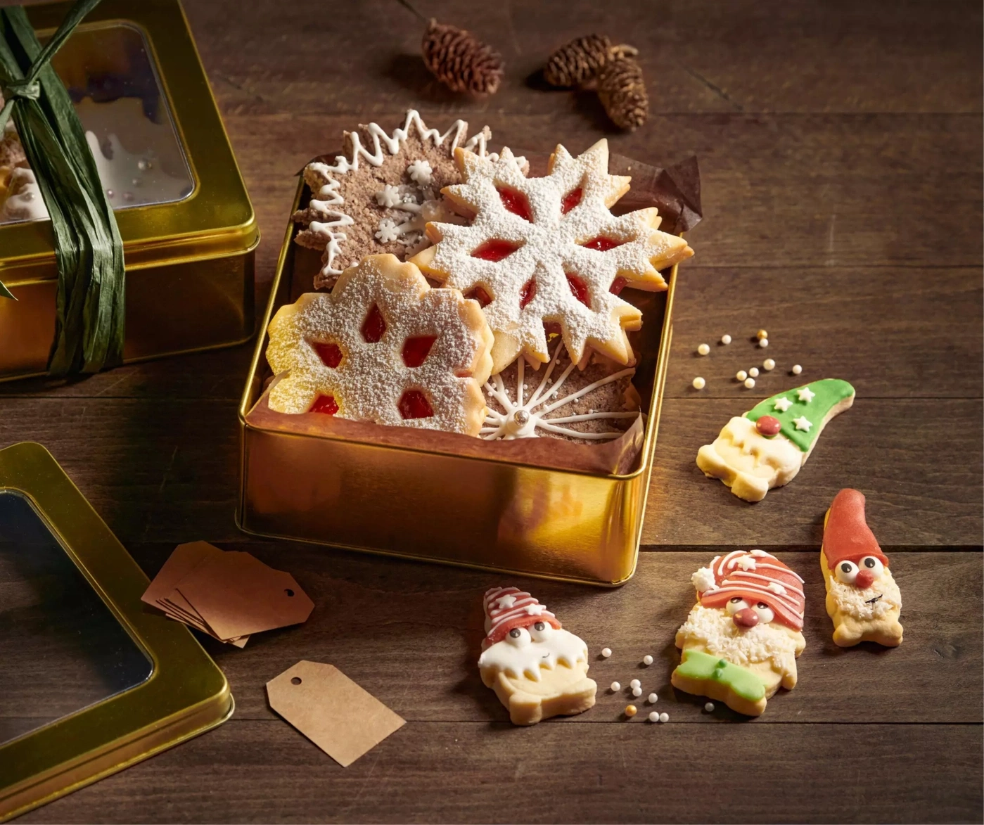 Weihnachtskekse in einer goldenen Dose, dekoriert mit Zuckerguss und Marmelade.
