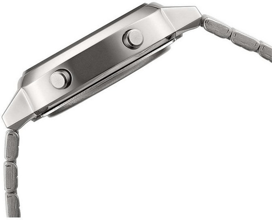 Silberne Uhr mit Knöpfen und Armband, Seitenansicht, Nahaufnahme