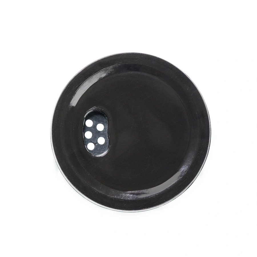 Schwarzer Deckel mit Löchern, rund, auf weißem Hintergrund, Nahaufnahme