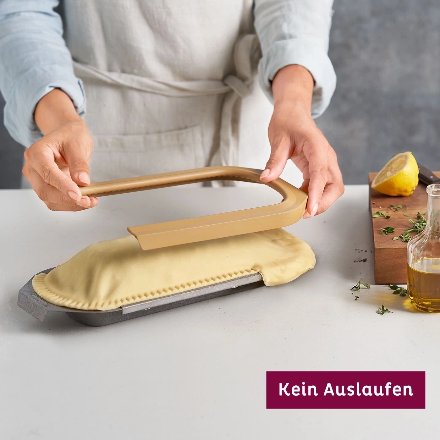 Person formt Teigtasche mit Werkzeug, Küche, Essen, Backen, kein Auslaufen