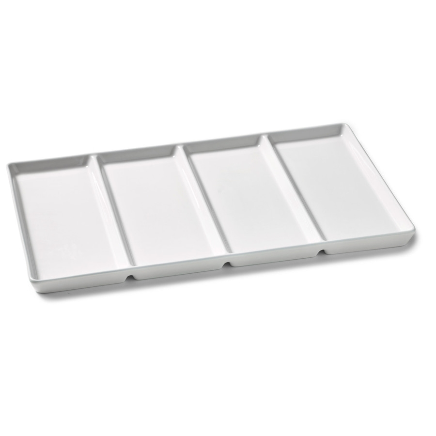 Weißes rechteckiges Tablett mit vier Fächern, isoliert auf weißem Hintergrund