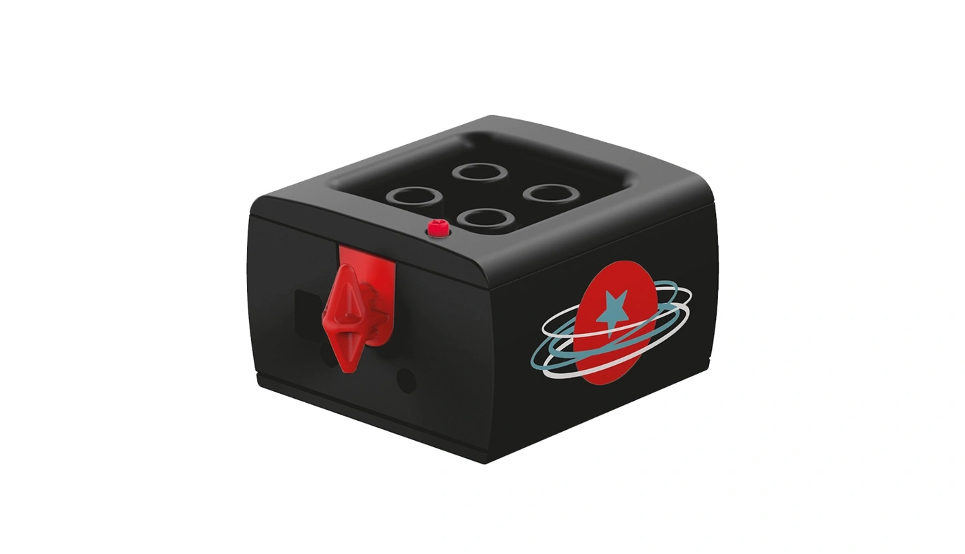Schwarzer Würfel mit rotem Hebel und Stern-Logo. Oben vier Löcher und ein roter Knopf.