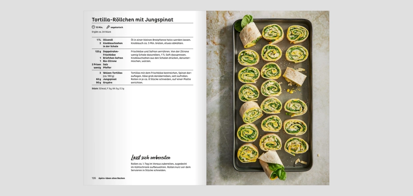 Tortilla-Röllchen mit Spinat und Käse auf einem Blech