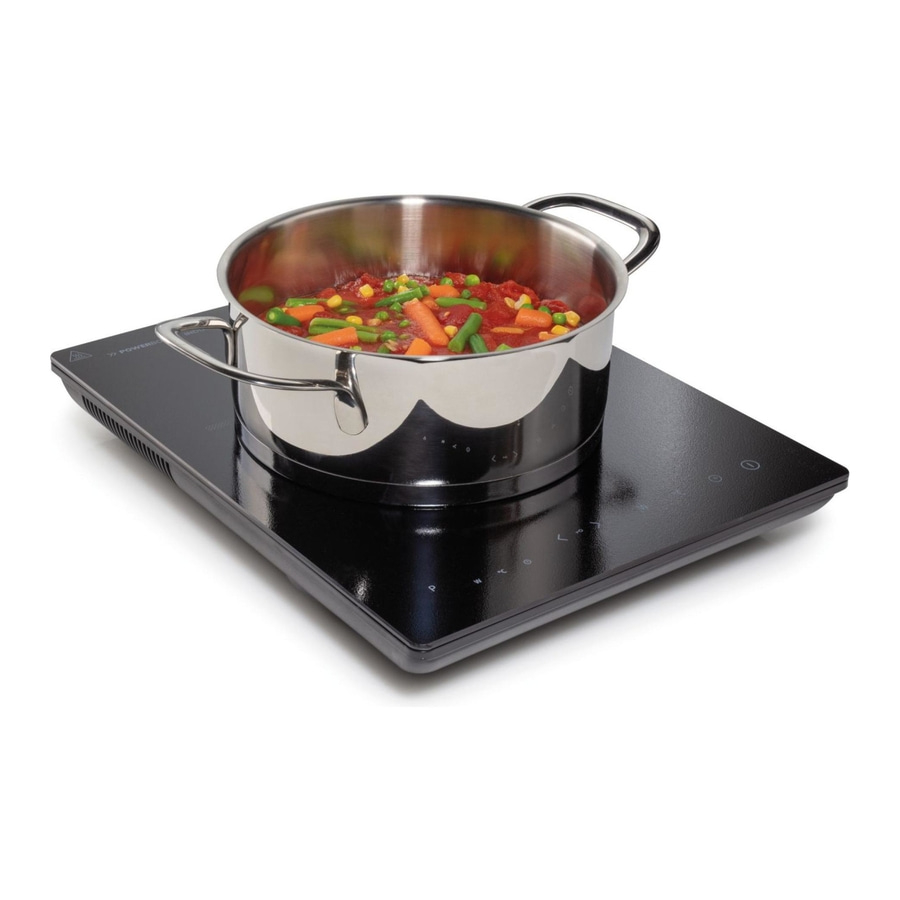 Topf mit Gemüse auf einem schwarzen Induktionskochfeld. Kochen in der Küche.