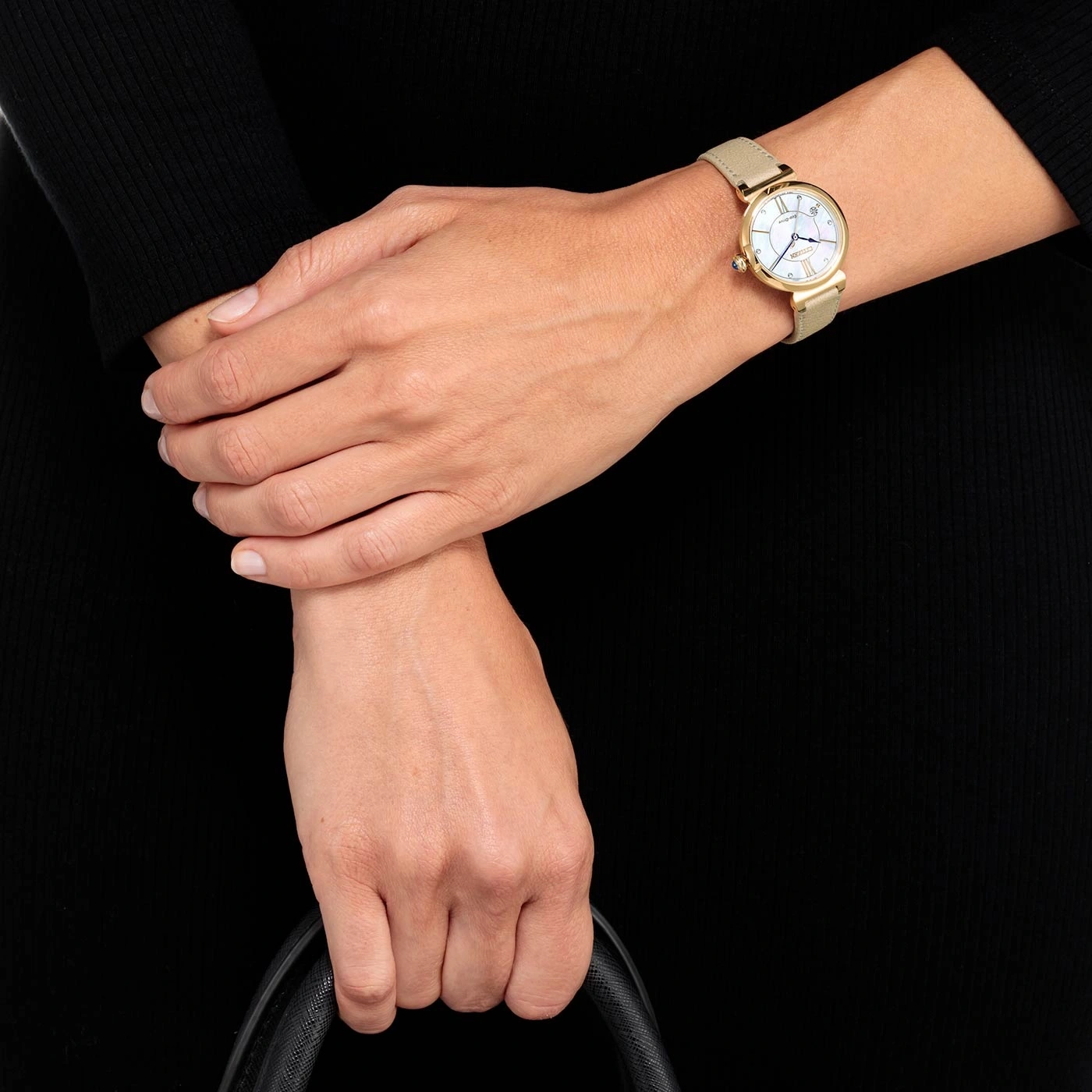 Frau mit Uhr und Handtasche, schwarzes Kleid, Nahaufnahme, Mode