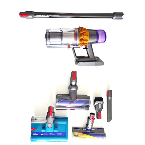 Dyson Staubsauger mit Zubehör. Enthält eine Stange, einen Hauptkörper und verschiedene Bürsten.