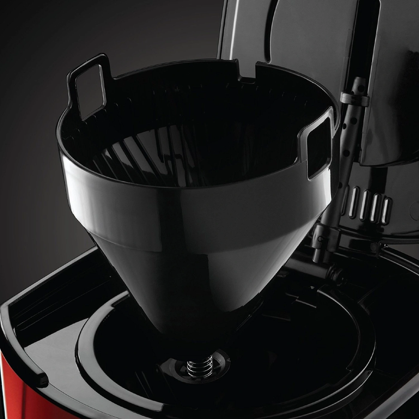 Nahaufnahme eines schwarzen Kaffeefilters in einer Kaffeemaschine, Detailaufnahme, Filterhalterung