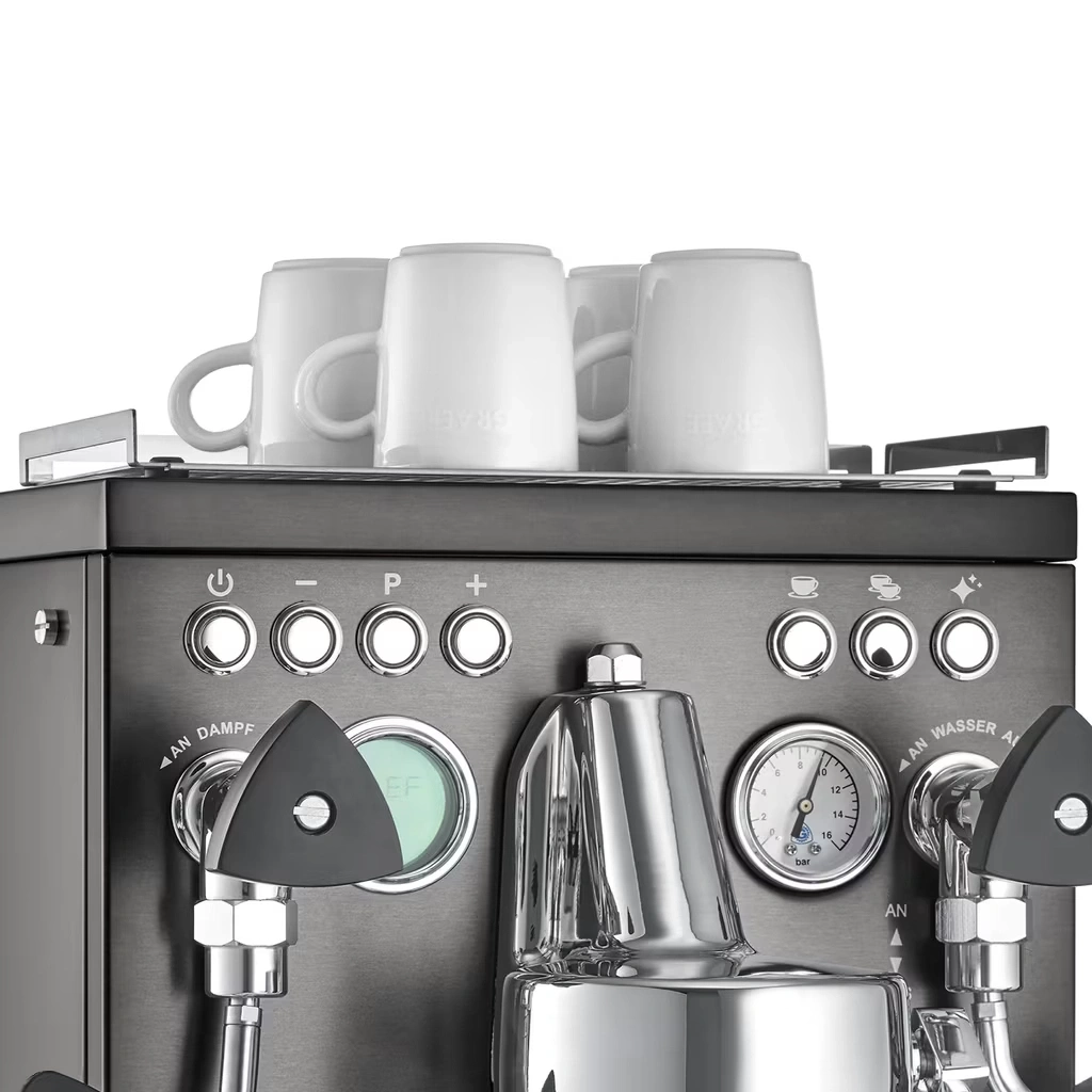 Espressomaschine mit Tassenwärmer und Bedienknöpfen