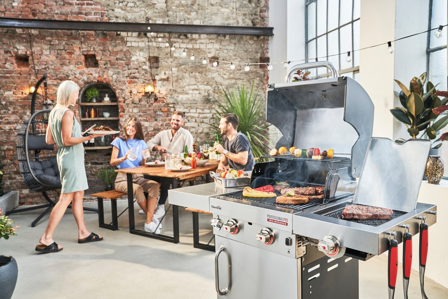 Grillparty im Freien mit Freunden, Essen und Grill