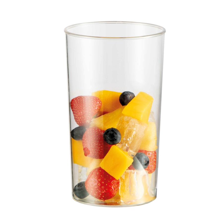 Glas mit Früchten: Erdbeeren, Blaubeeren und Mango. Ein erfrischender Obstsalat.