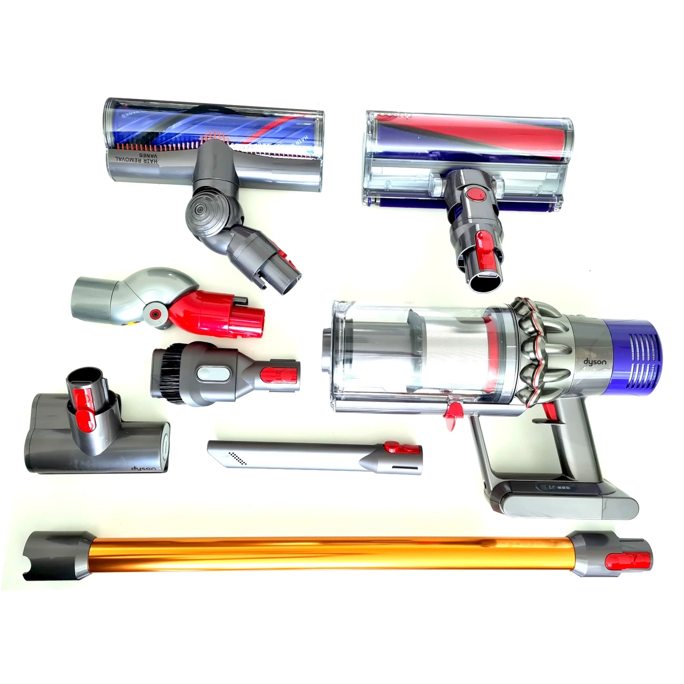 Ein Dyson-Staubsauger mit vielen verschiedenen Aufsätzen und Zubehörteilen.
