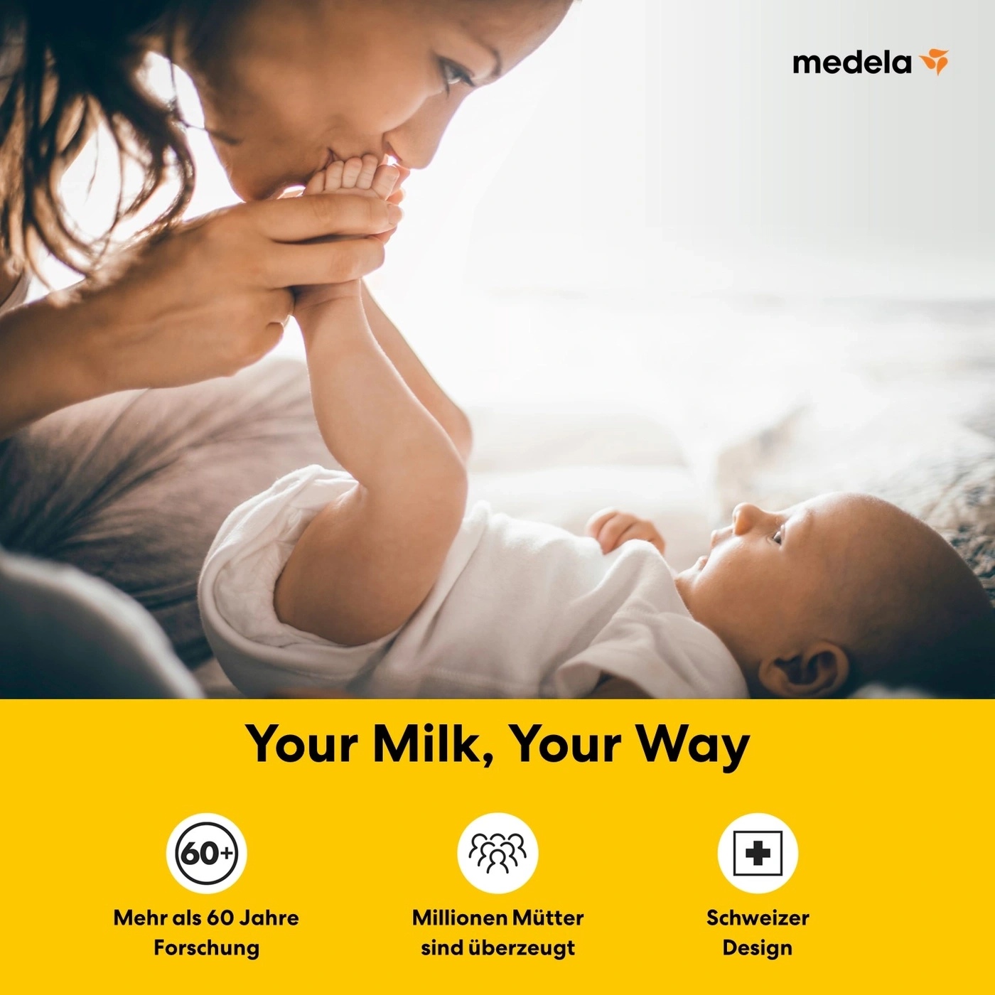 Eine Mutter küsst die Füße ihres Babys, umgeben von Medela-Markenlogo und Text.