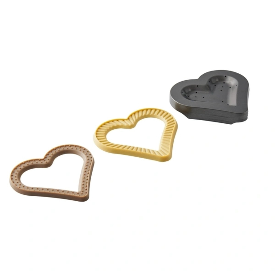 Herzförmige Ausstecher in verschiedenen Farben und Formen auf weißem Hintergrund.