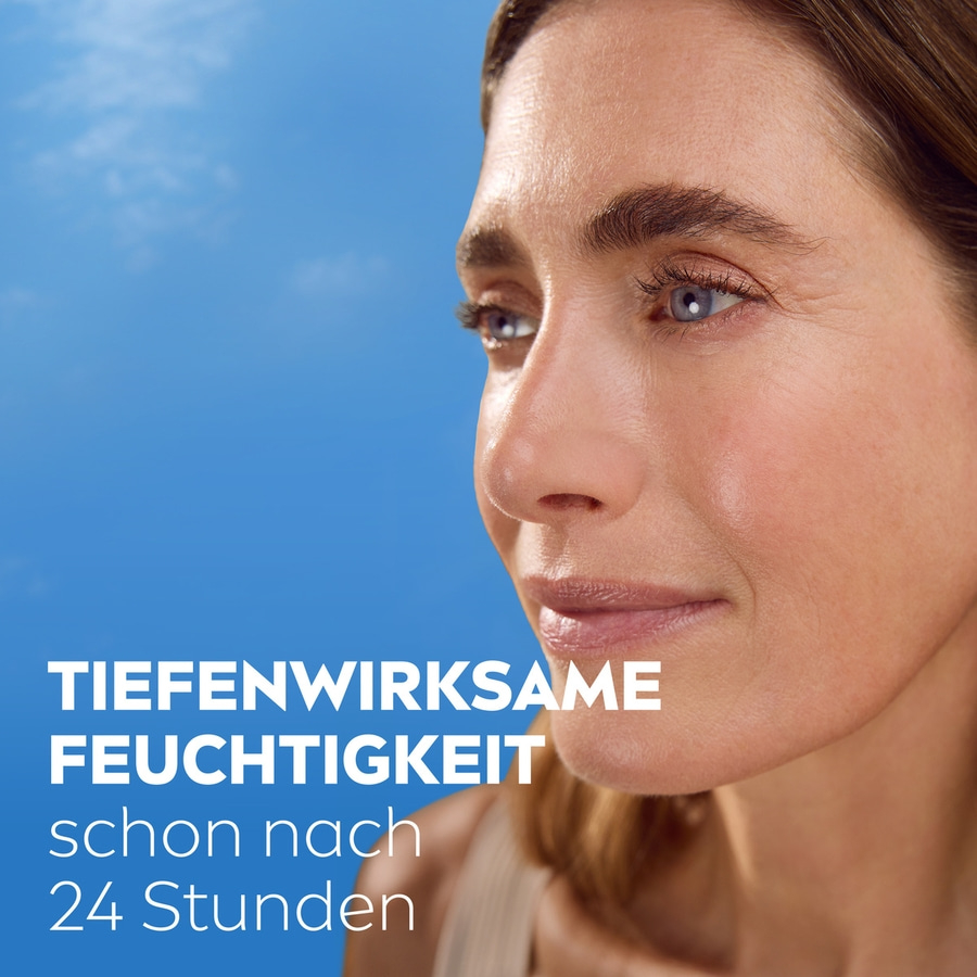 Eine Frau mit blauen Augen blickt nach rechts, mit Text über Feuchtigkeit.