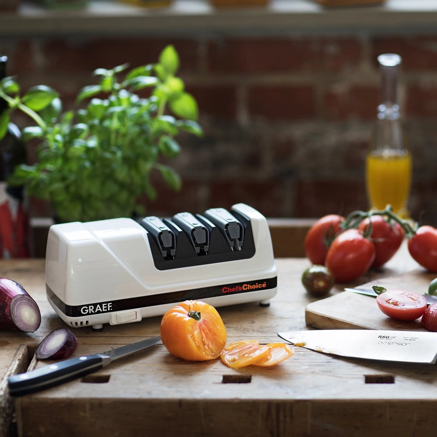 Ein elektrischer Messerschärfer von Chef's Choice und Zutaten.