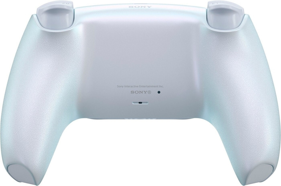 Rückseite eines weißen PlayStation 5 Controllers mit Sony-Logo und Beschriftungen