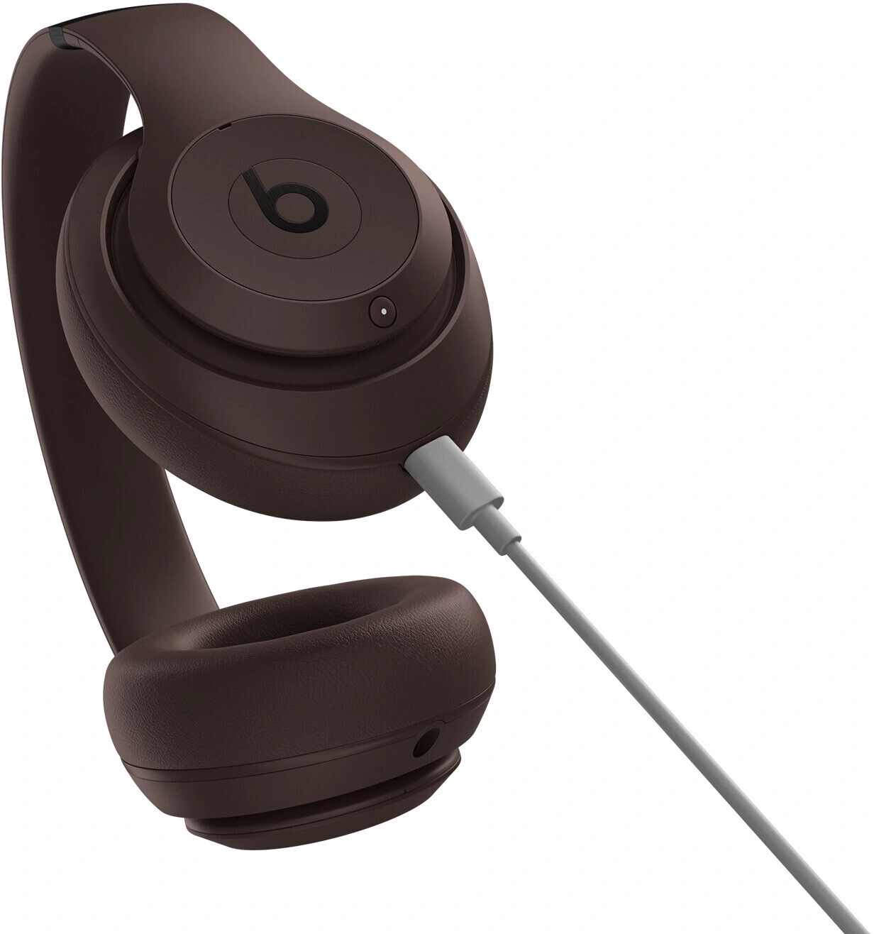 Braune Beats-Kopfhörer mit Ladekabel, Nahaufnahme, isoliert auf Weiß