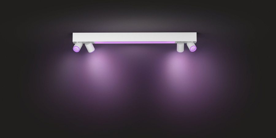 Deckenleuchte mit violettem Licht auf dunklem Hintergrund, minimalistisch