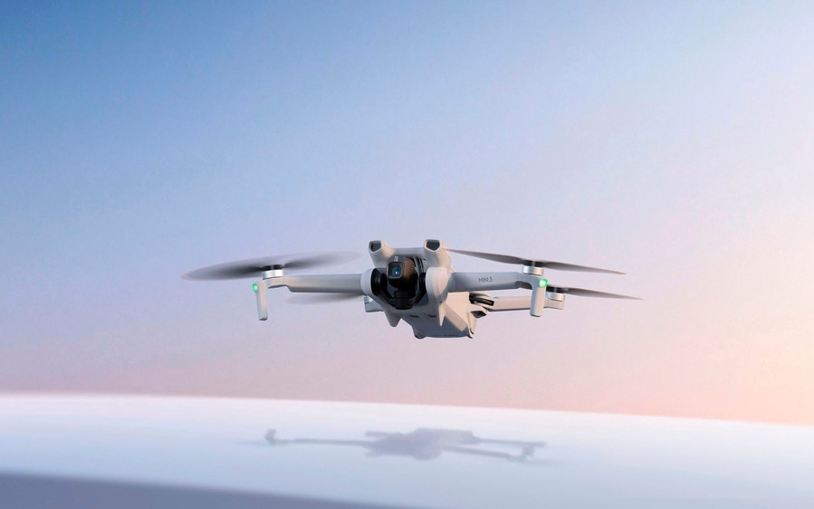 Drohne fliegt in der Luft. Himmel und Drohne. Mini 3 Drohne. Flugzeug.