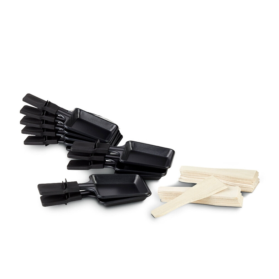 Raclette-Pfannen und Holzspatel auf weißem Hintergrund. Schwarze Pfannen.