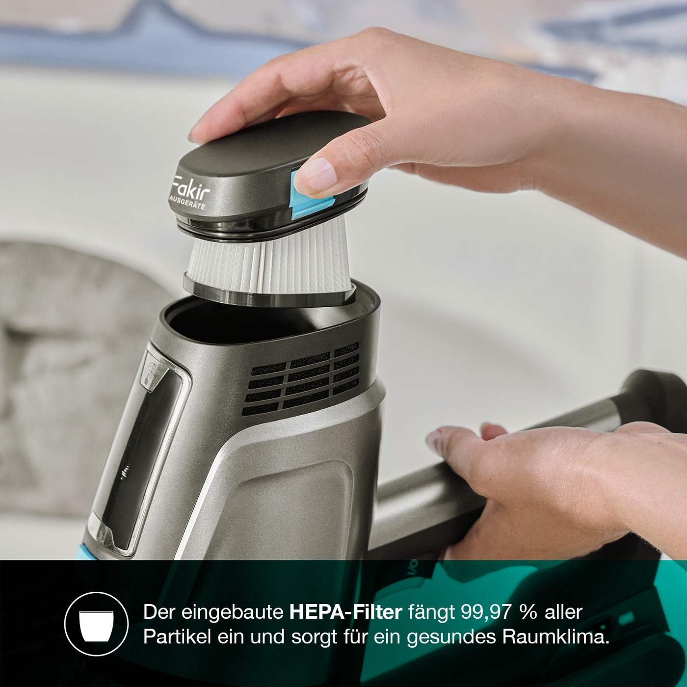 Hand wechselt HEPA-Filter eines Staubsaugers für saubere Luft