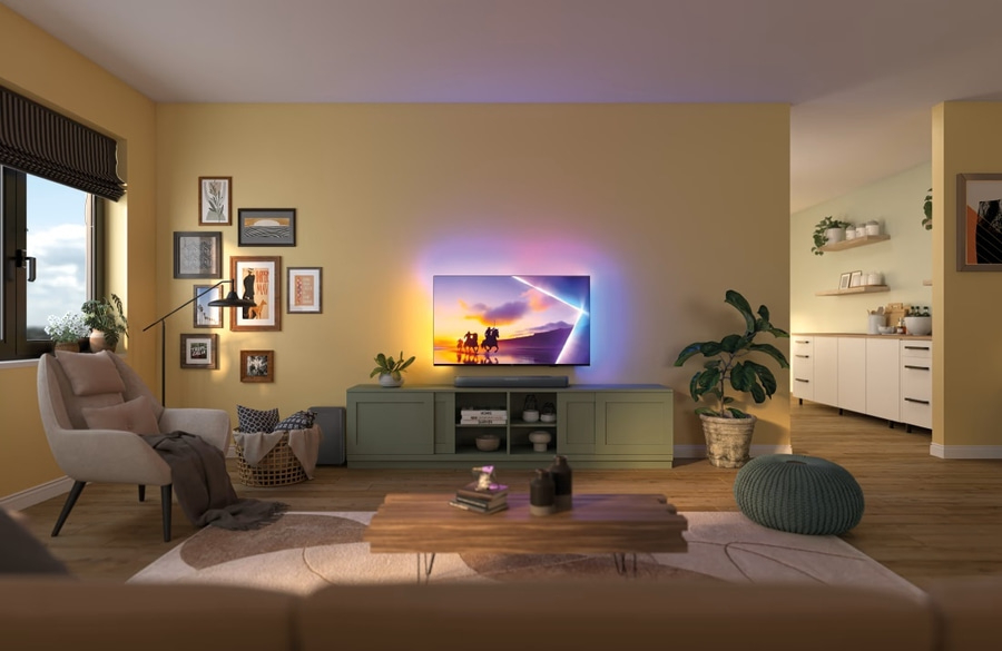 Wohnzimmer mit TV, Sofa, Pflanzen und Dekoration. Gemütliche Atmosphäre mit warmen Farben.