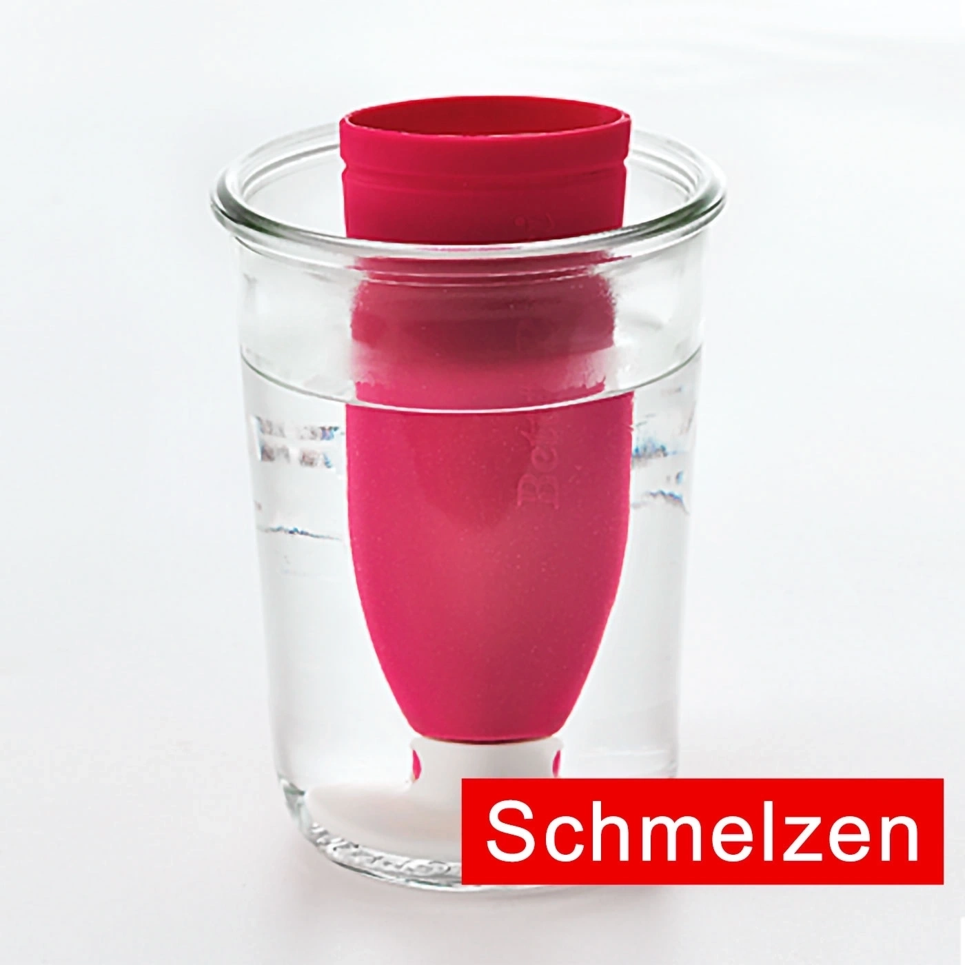 Ein roter Gegenstand in einem Glas Wasser mit dem Wort 'Schmelzen'.