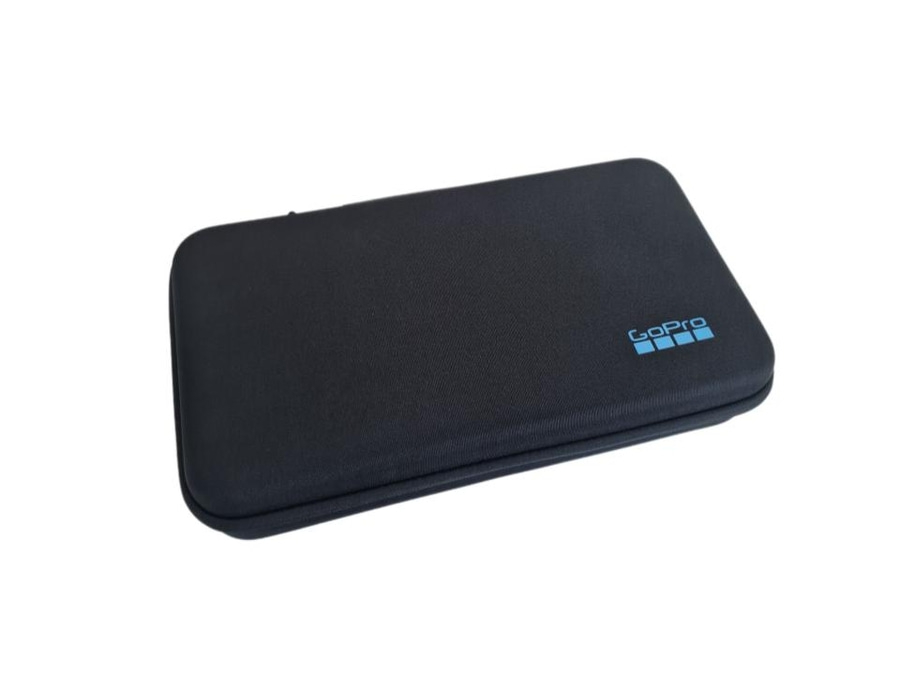 Schwarze GoPro Tasche mit Logo auf weißem Hintergrund.