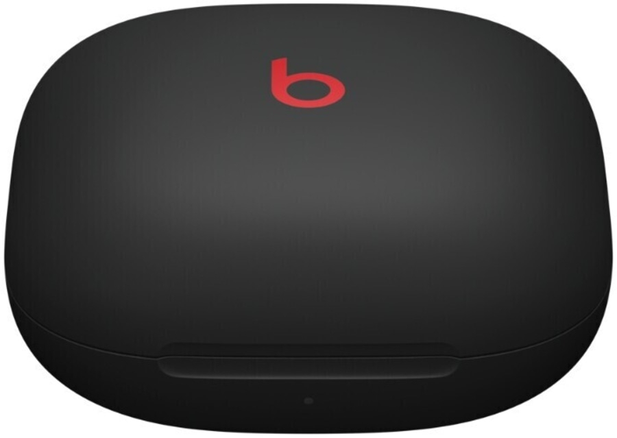 Schwarzes Beats-Kopfhörer-Etui mit rotem Logo, geschlossene Form, glatte Oberfläche.