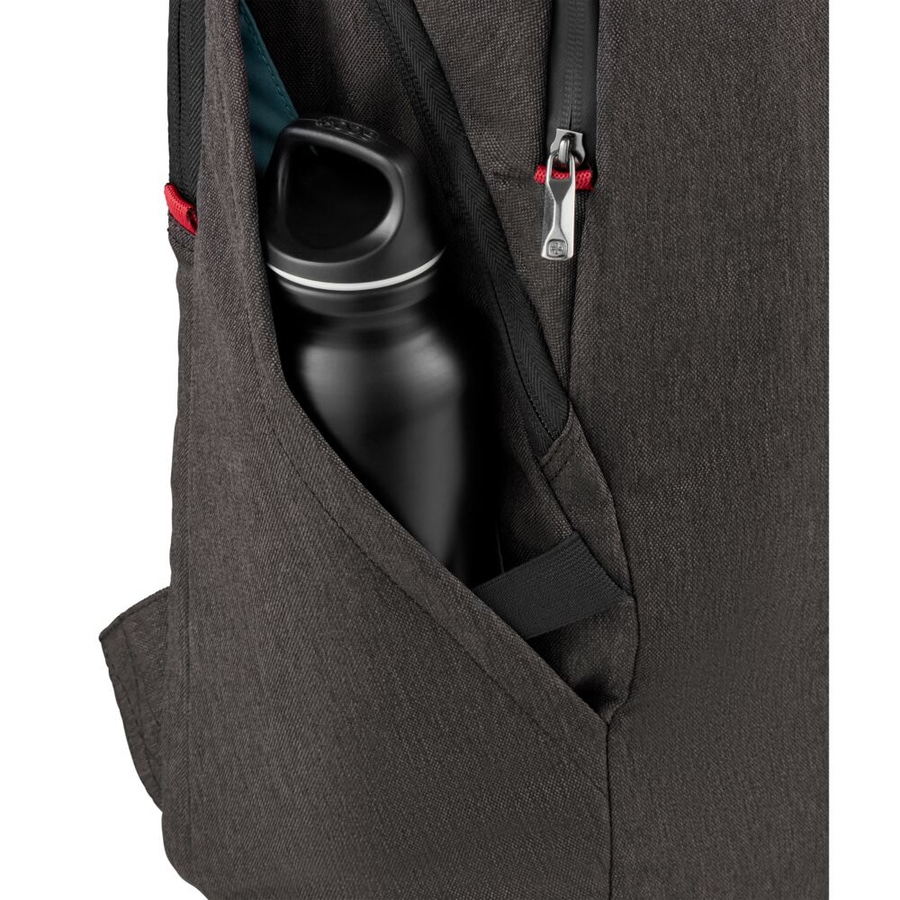 Schwarzer Rucksack mit einer Wasserflasche in der Seitentasche und Reißverschluss.