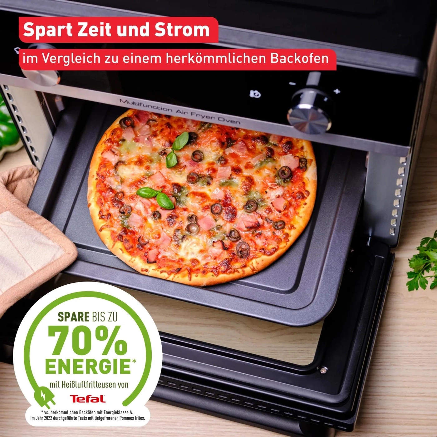 Ein Ofen mit einer Pizza darin, der Energie spart.