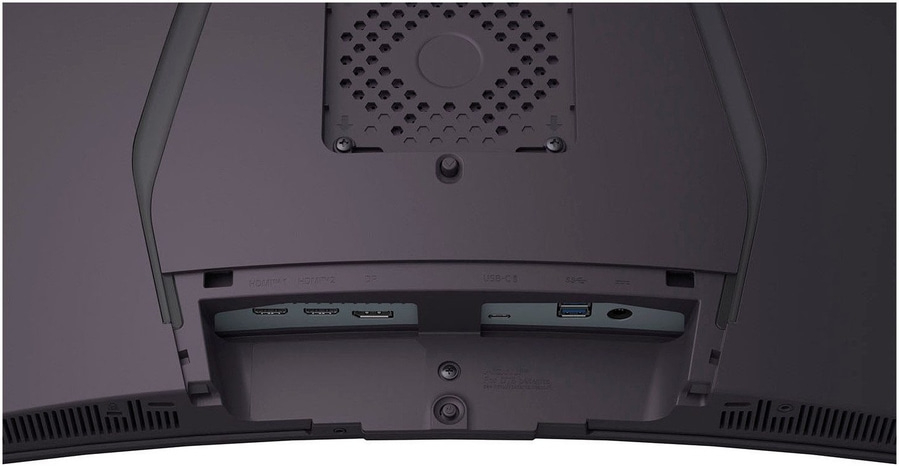 Die Rückseite eines Monitors mit verschiedenen Anschlüssen wie HDMI, DP und USB-C.