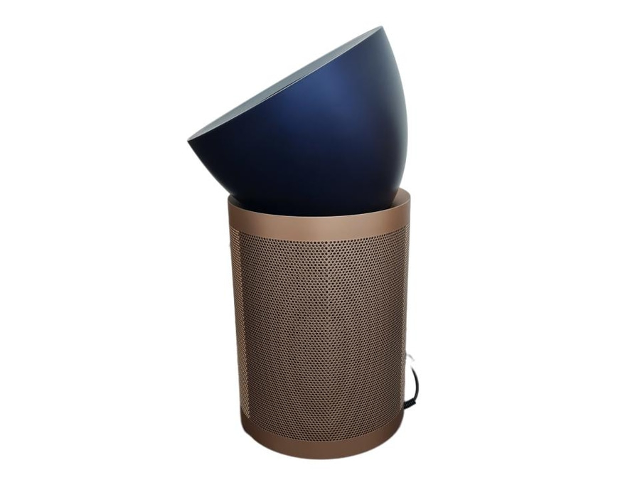 Dyson Luftreiniger mit blauem ovalem Oberteil und messingfarbenem perforiertem Zylinder