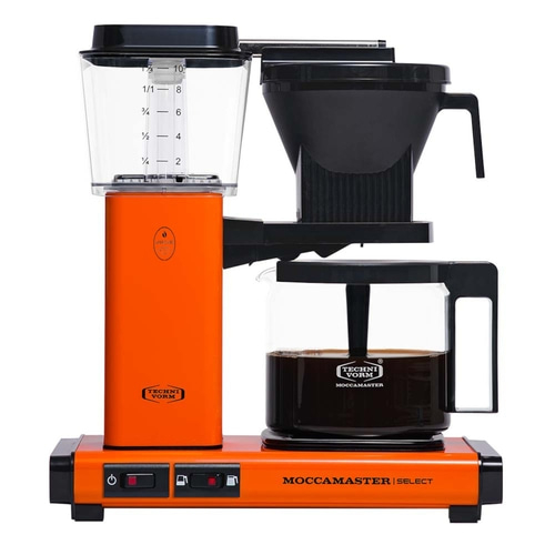 Orangefarbene Moccamaster Kaffeemaschine mit schwarzem Filter und Glaskanne, perfekt für Kaffee-Liebhaber.