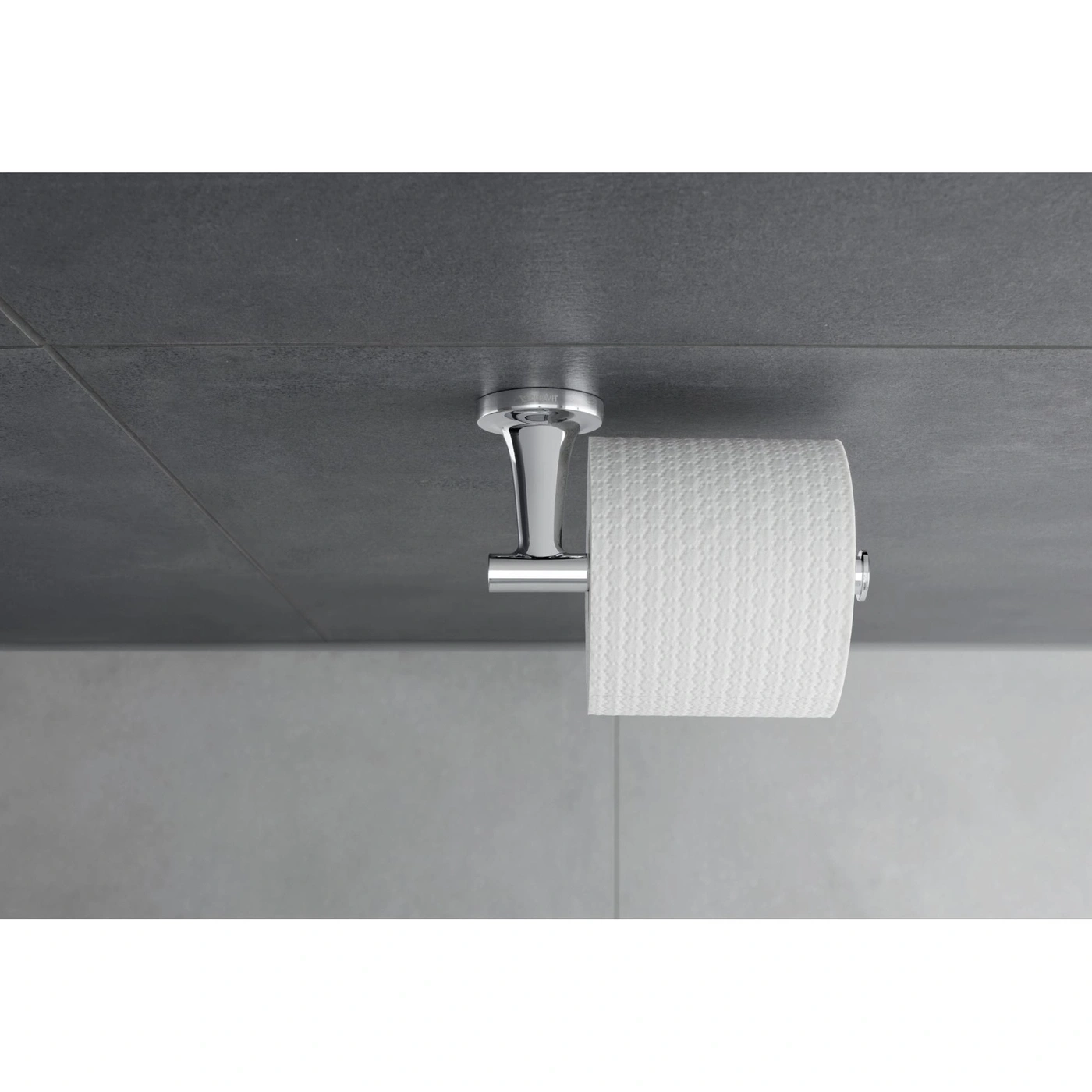 Toilettenpapierhalterung mit Papierrolle an grauer Wand. Badezimmer-Dekoration.