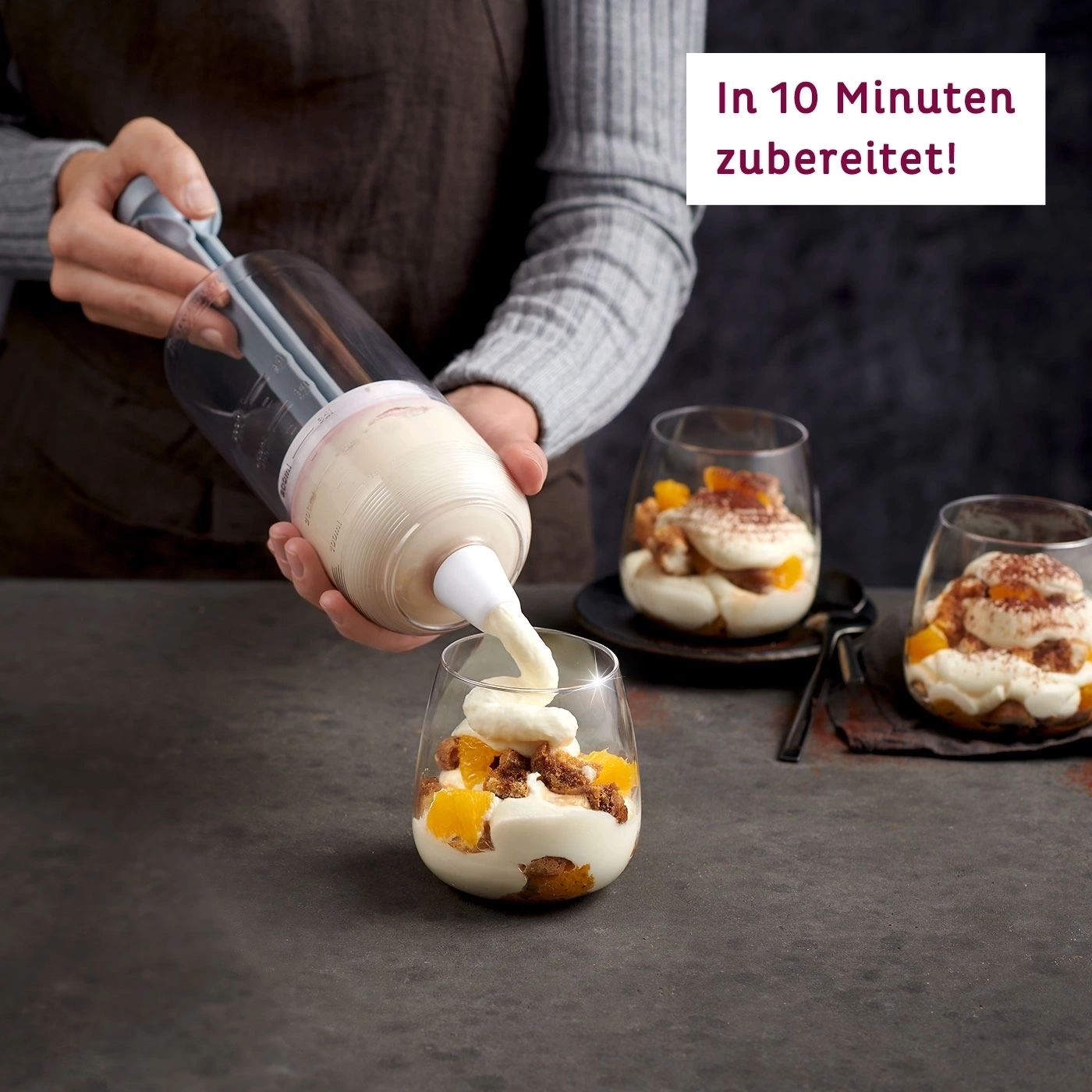 In 10 Minuten zubereitet! Dessert wird in Gläser gefüllt.