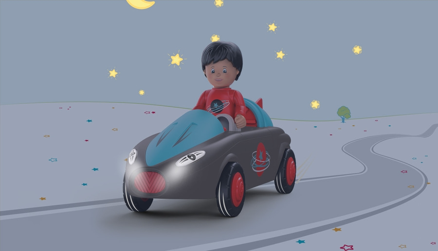 Kind im Spielzeugauto fährt nachts auf einer Straße mit Sternen und Mond.