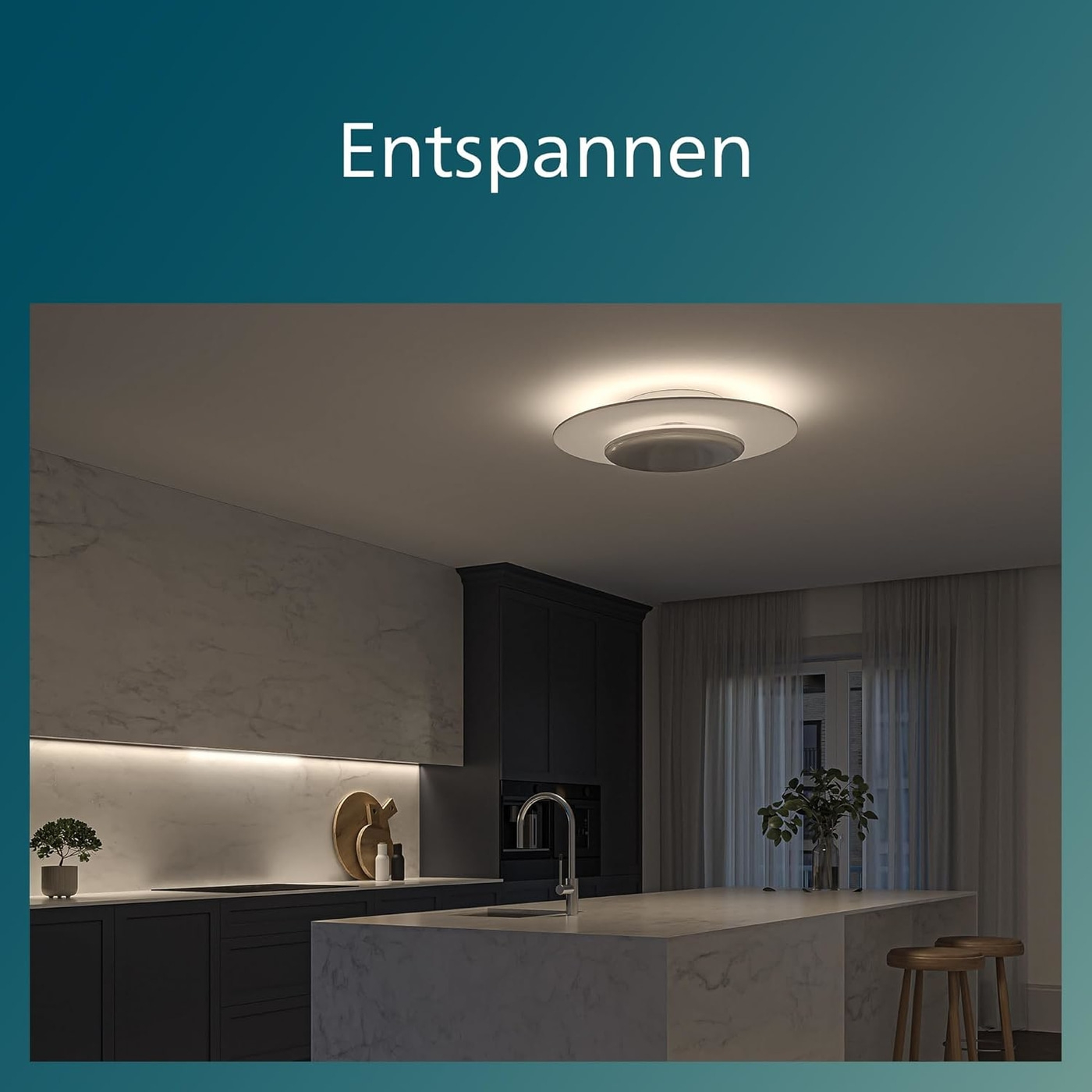 Küche mit Deckenleuchte, entspannende Atmosphäre, modernes Design, Marmor, Pflanzen, Hocker