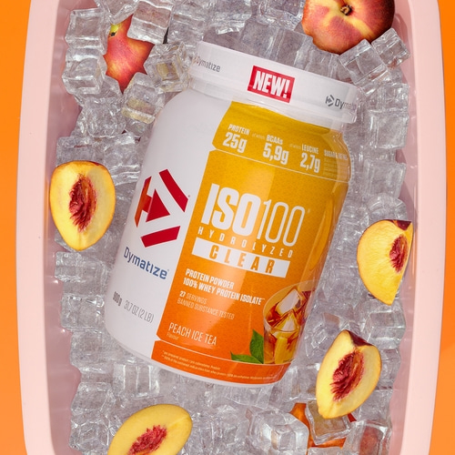 Dymatize ISO100 Proteinpulver mit Pfirsich-Eistee-Geschmack, umgeben von Eiswürfeln und Pfirsichstücken.