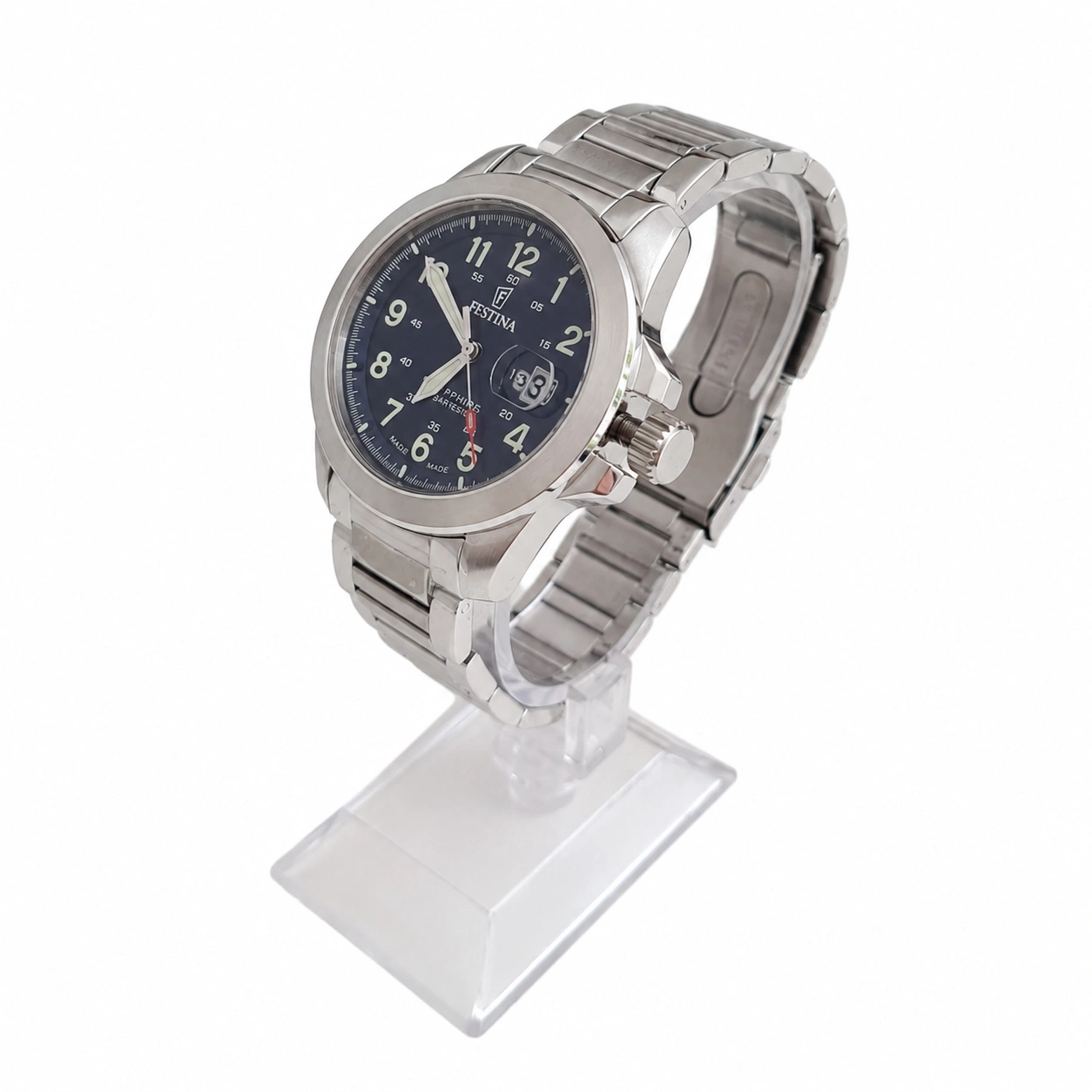 Festina Herrenuhr mit blauem Zifferblatt und silbernem Armband, auf einem Ständer