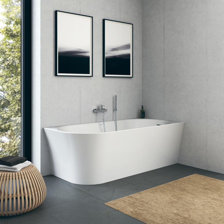 Badezimmer mit Badewanne, Kunst, Fenster, Teppich, Handtücher, Holzstuhl, minimalistisch