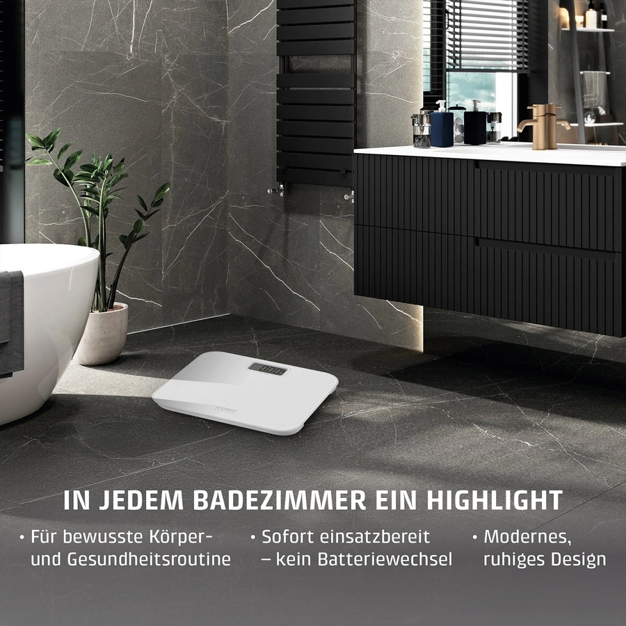 Moderne Waage im luxuriösen Badezimmer mit Marmorfliesen und schwarzem Waschtisch.